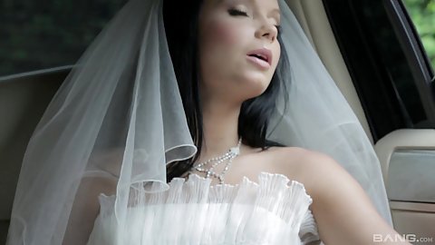 Super hot bride in wedding dress Victoria Blaze making out with limo driver