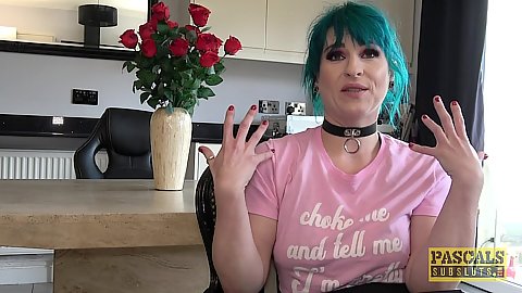 Colored blue hair milf Roxxie Sweethart wearing a dog collar having an unscripted chat before sex