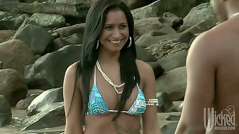 Melissa Pitanga interracial beach action in Rio