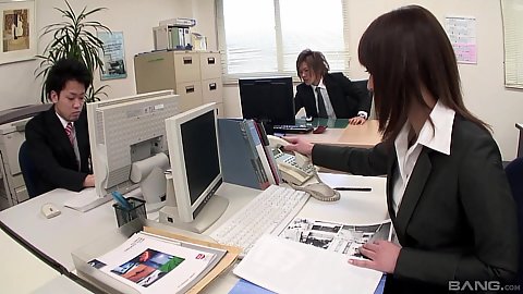 Asian girl working in the office feels like going to the bathroom