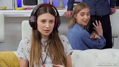 Video gamers into sneaky behind the back sex from uplifting stepsister teen Oxana Chic