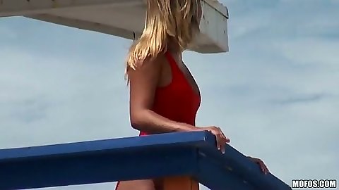 Blonde Kennedy Leigh a sexy lifeguard